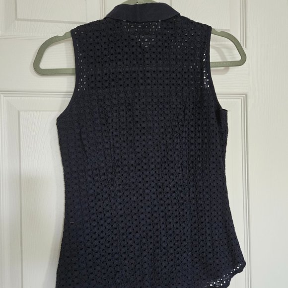 Eyelet lace collared sleeveless button-down blouse - Picture 2 of 12